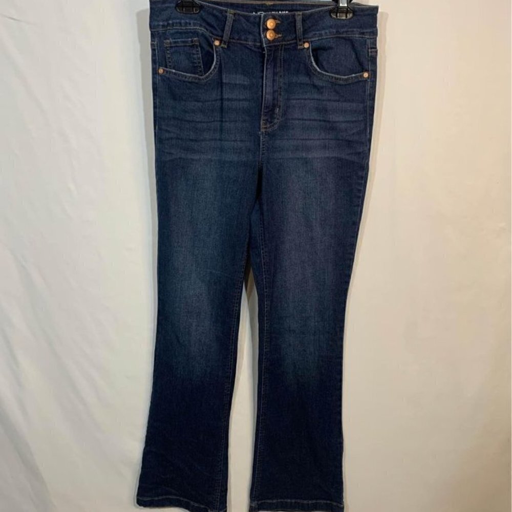 𝅺WOMAN’S high rise boots cut jeans with stretch. Size 11. Gorgeous wash.